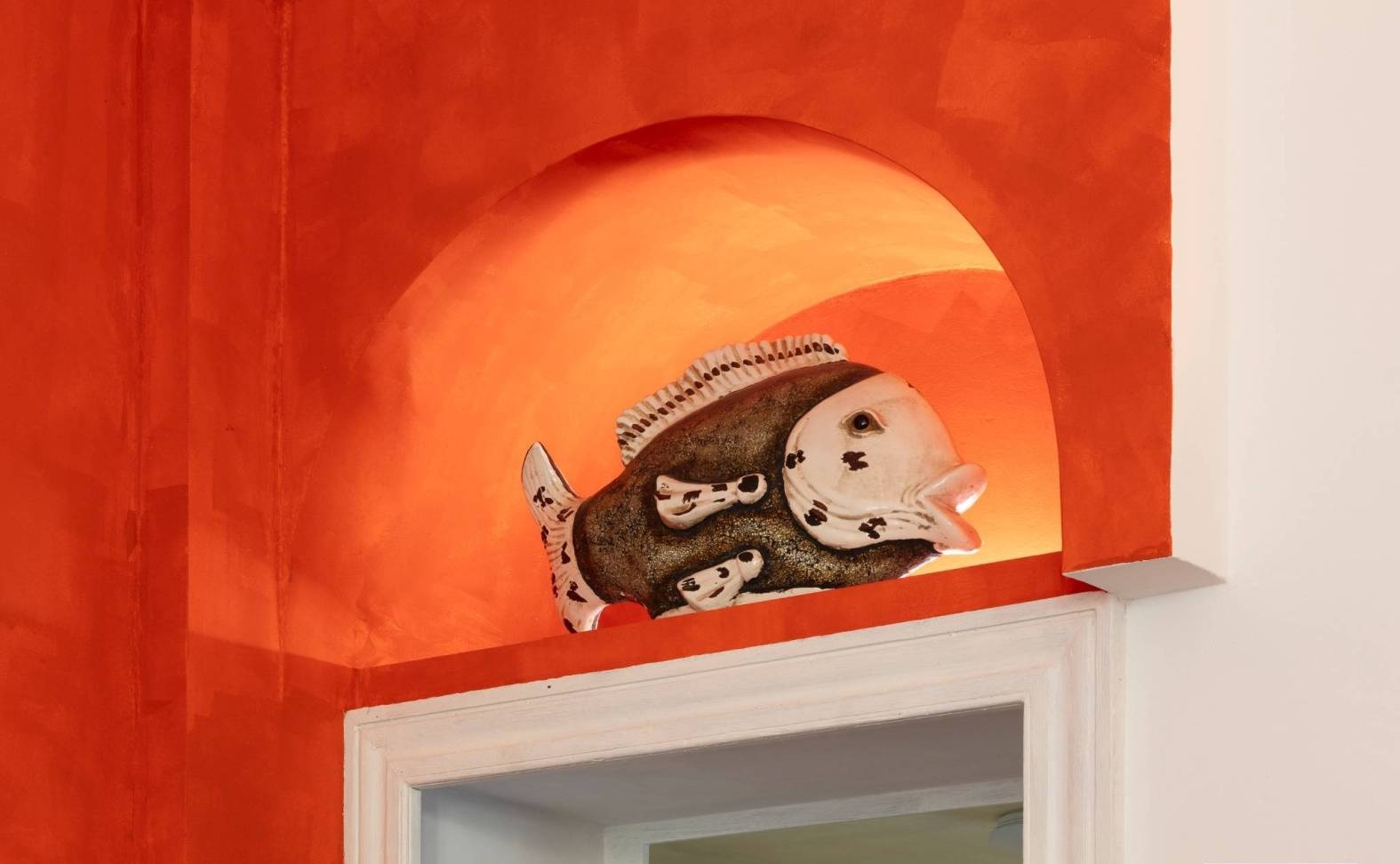 Dipinta arancio, sopra la porta