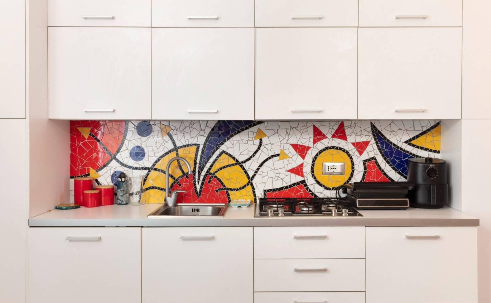 A vista, dietro un mosaico