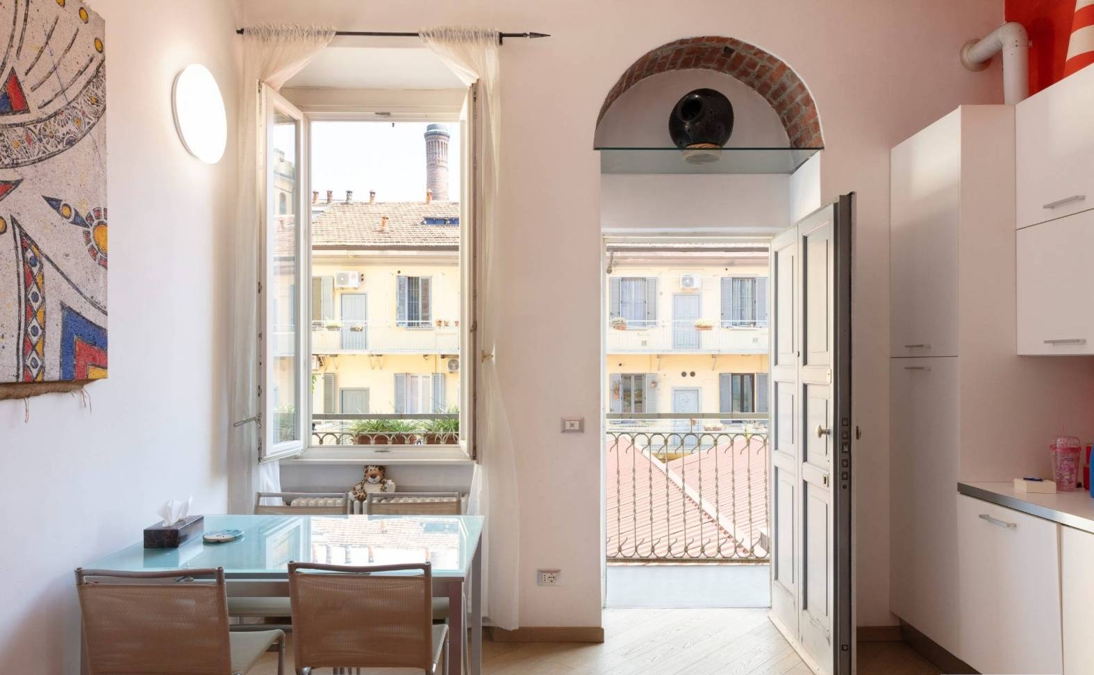 La porta aperta sul ballatoio